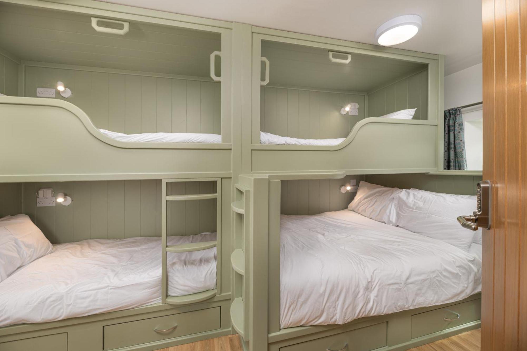 Tafarn Yr Heliwr Hostel Nefyn Ngoại thất bức ảnh
