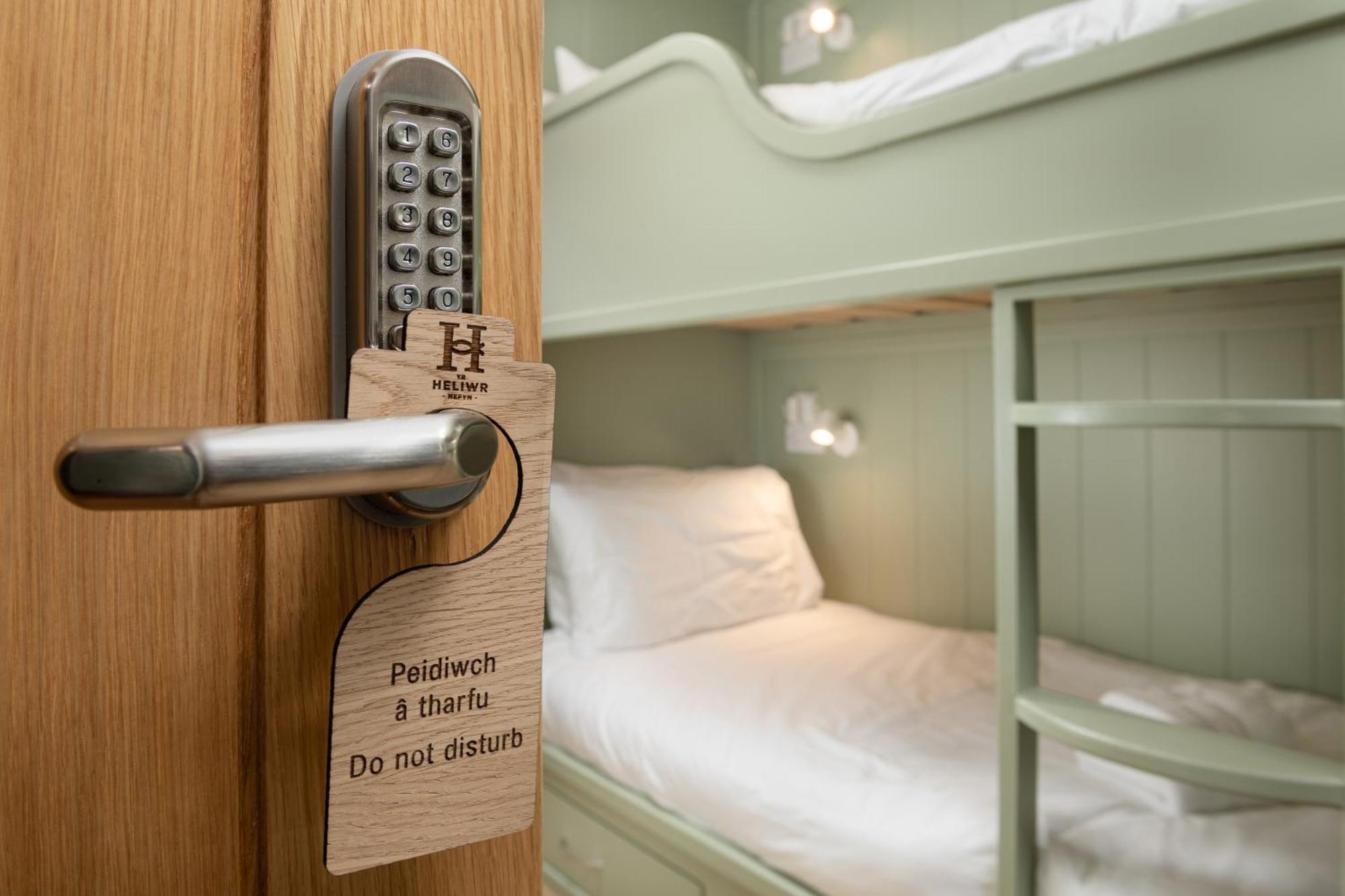 Tafarn Yr Heliwr Hostel Nefyn Ngoại thất bức ảnh